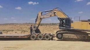 拖车与挖掘机视频,拖车与挖掘机协同作业的震撼瞬间